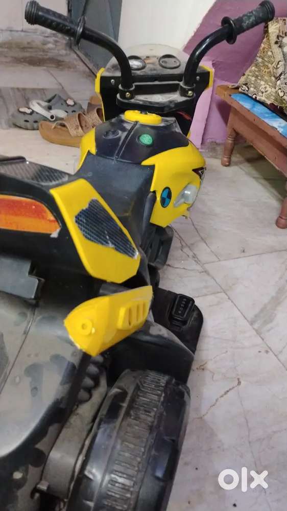 Toy bike 1 sal porani hai