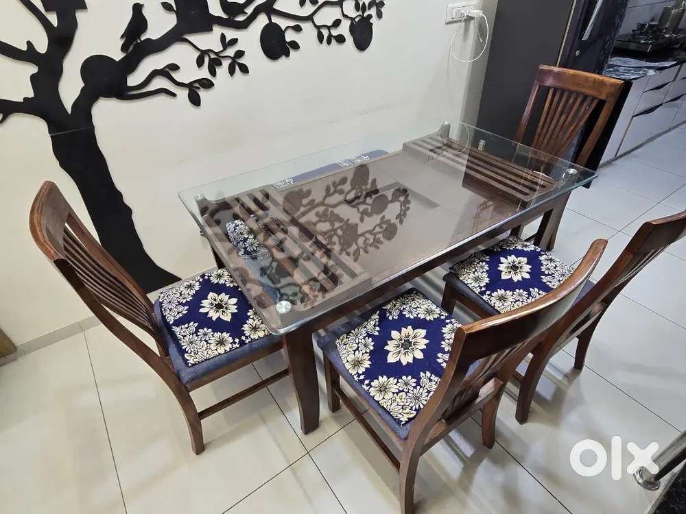 6 seater Saag dining table