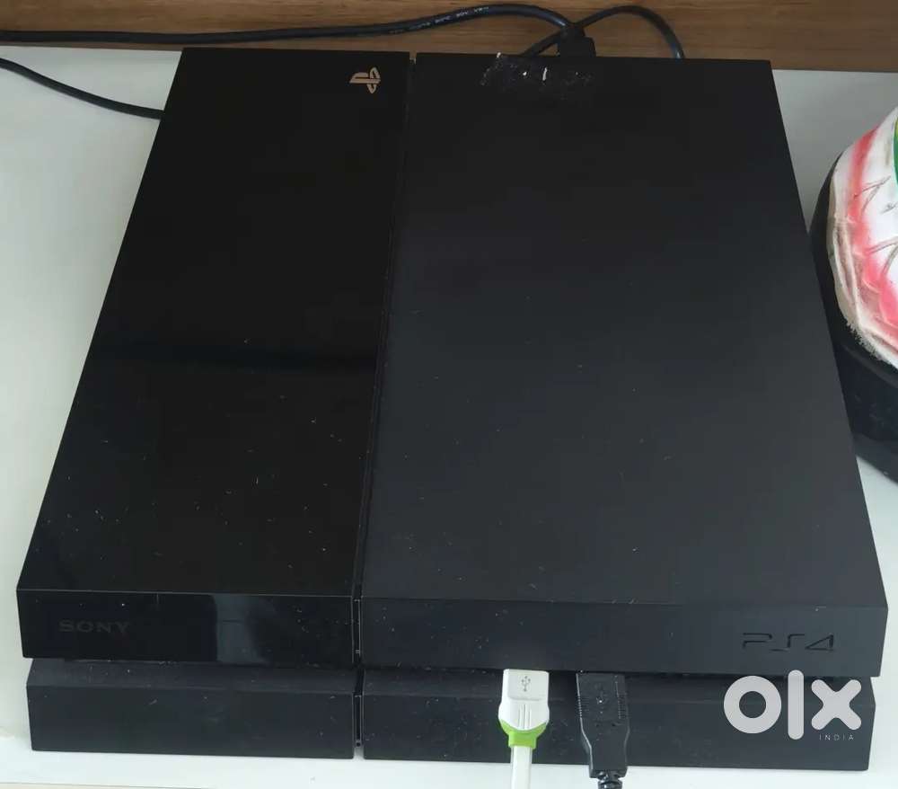 PS4 console, 2 controller and 14 games