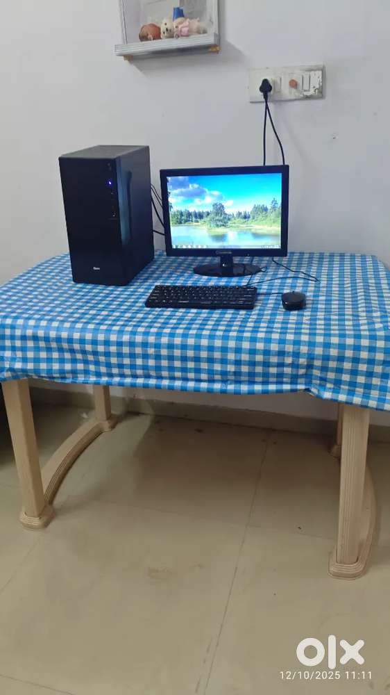 Desktop Computer With Table