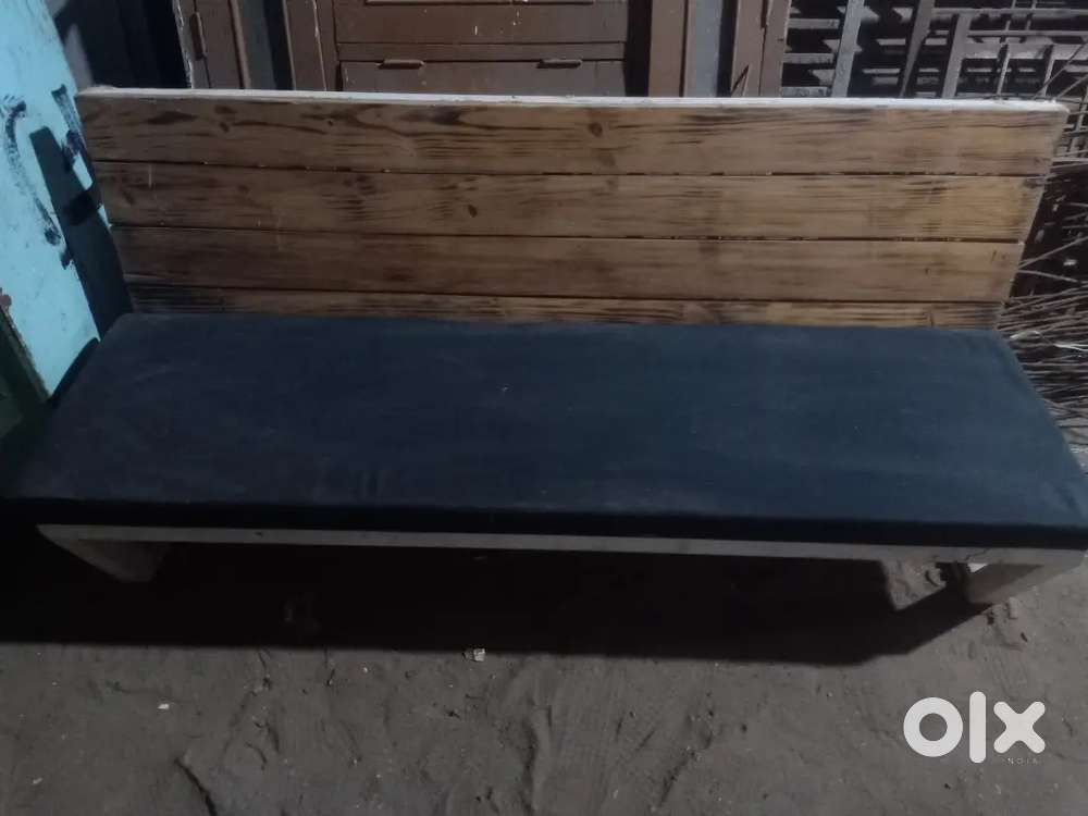 Lohe ki frame lakadi ka top aur coaching complete hai