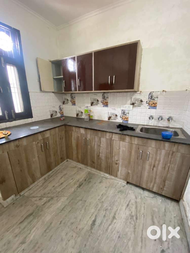 2 room set avilable for rent