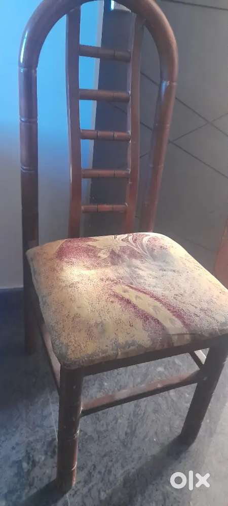 4 seater round dining table