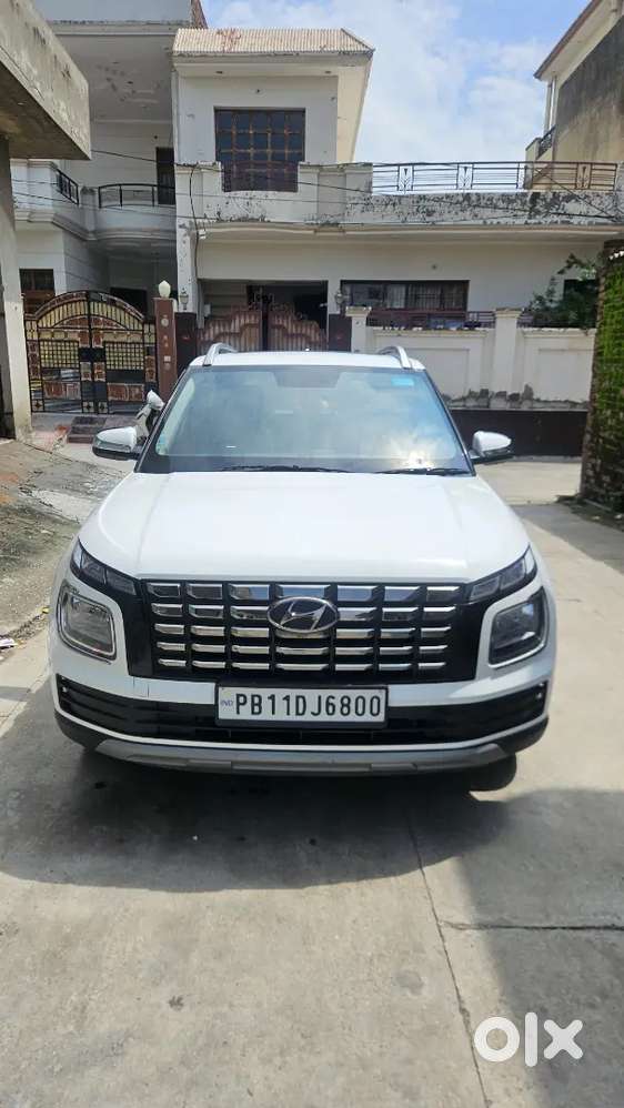 Hyundai New Venue 2024 Petrol 14600 Km Driven