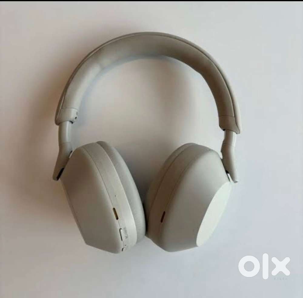 Sony XM5 headphones