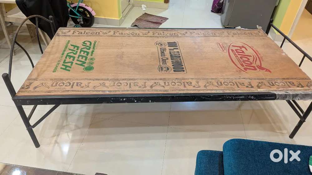 Single bed 1 year old, bearly used