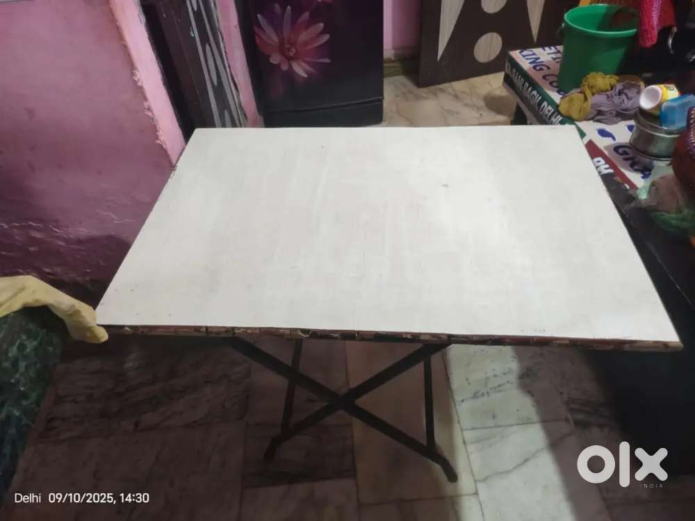 Foldable reading table