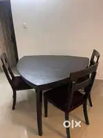 Dining table in excellent condition