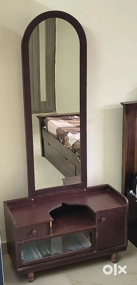 Dressing table with mirror and storage