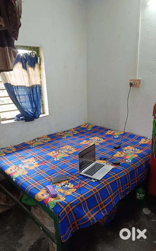 Bed, showcase,Chuki,Fridge, Almirah