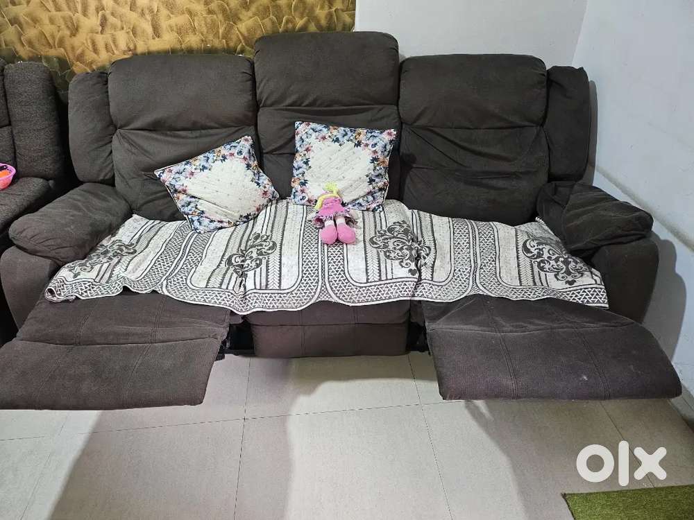 3.5-Year-Old Premium Recliner Sofa Set (3+1) – Excellent Condition
