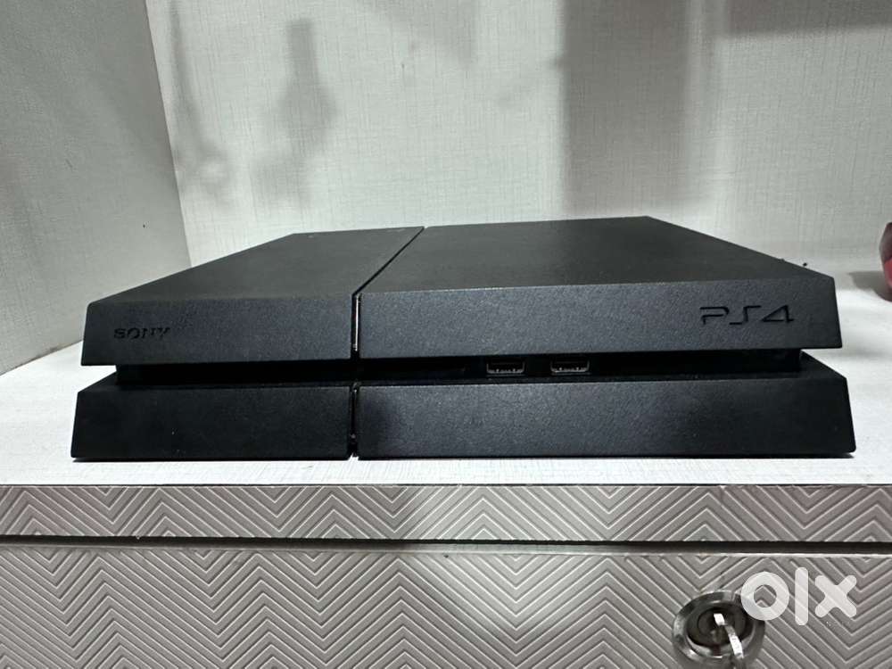 Sony PS4 & 2 controllers with 8 Games